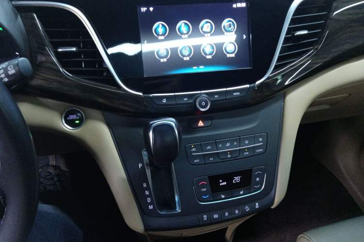 Used Buick GL8 2017 ES 28T Premium Version China V Standard Audio And AC Panel