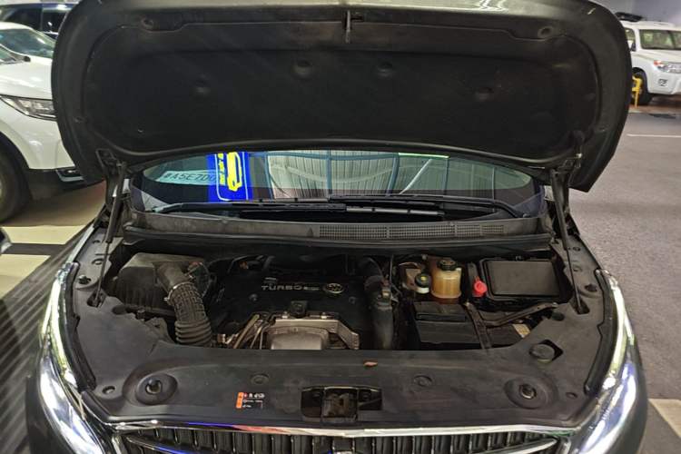 Used Buick GL8 2017 ES 28T Flagship Model China V Standard Engine Bay