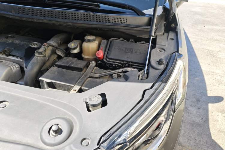 Used Buick GL8 2017 ES 28T Comfort Model China V Standard Engine Bay Left