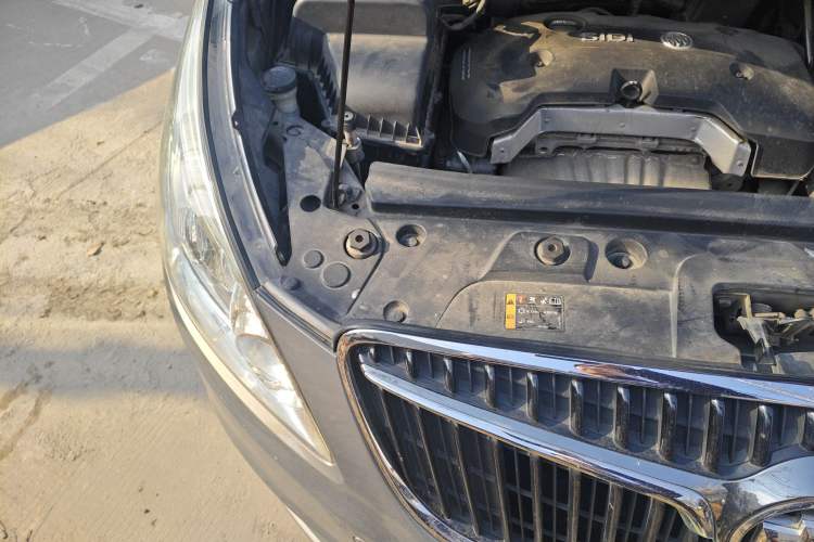 Used Buick GL8 2017 25S Luxury Version China V Standard Engine Bay Right