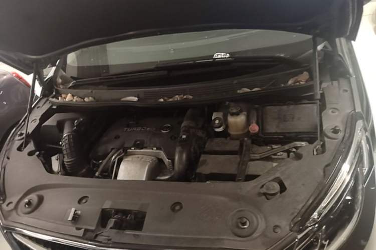 Used Buick GL8 2017 ES 28T Luxury Model China V Standard Engine Bay