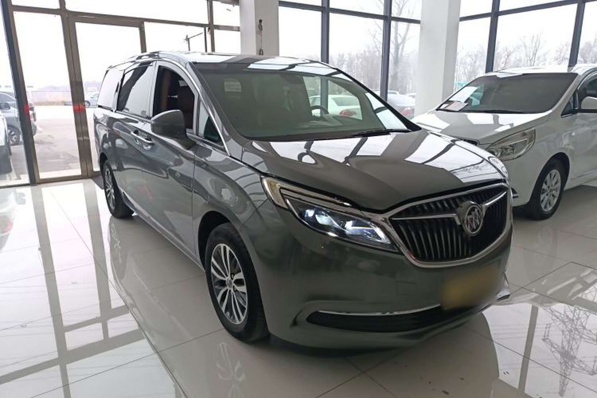 Used Buick GL8 2017 ES 28T Luxury Model China V Standard Front Right 45 Deg