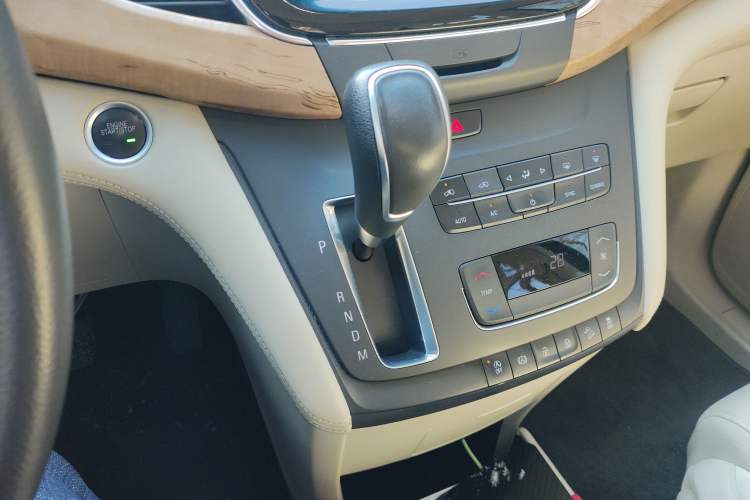Used Buick GL8 2017 ES 28T Comfort Model China V Standard Gear Lever