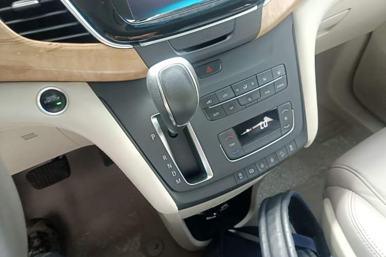 Used Buick GL8 2017 ES 28T Comfort Model China V Standard Gear Lever