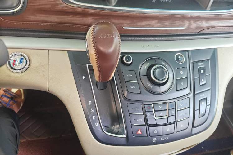 Used Buick GL8 2017 25S Comfort Version China V Standard Gear Lever