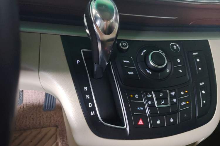 Used Buick GL8 2017 25S Comfort Version China V Standard Gear Lever