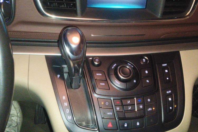 Used Buick GL8 2017 25S Luxury Version China V Standard Gear Lever