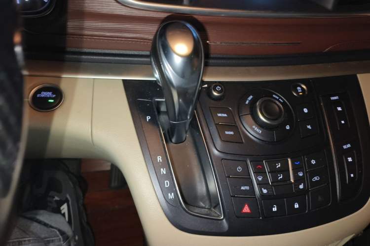 Used Buick GL8 2017 25S Prestige Version China V Standard Gear Lever