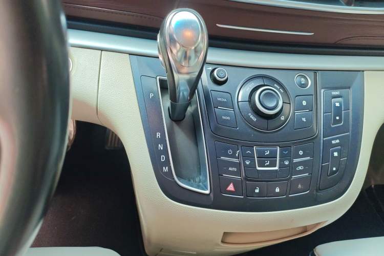 Used Buick GL8 2017 25S Luxury Version China V Standard Gear Lever