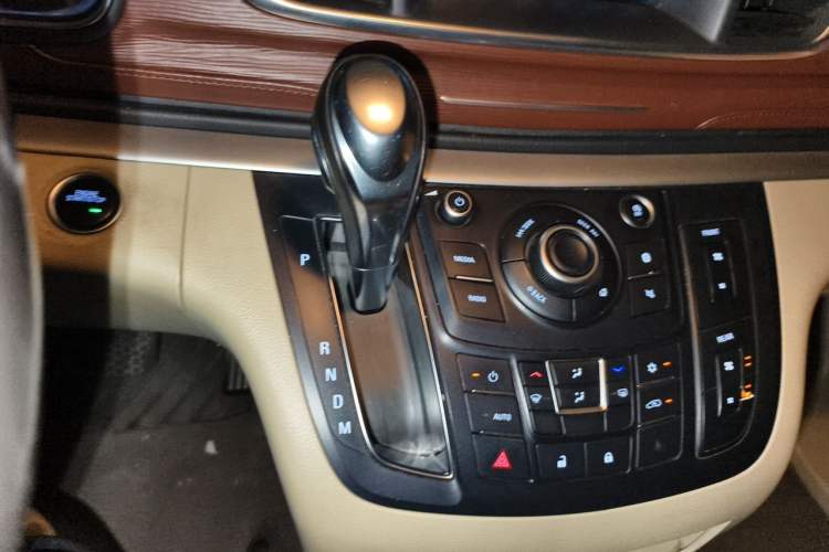 Used Buick GL8 2017 25S Luxury Version China V Standard Gear Lever