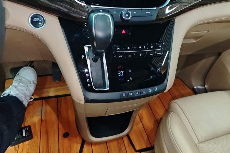 Used Buick GL8 2017 ES 28T Luxury Model China V Standard Gear Lever