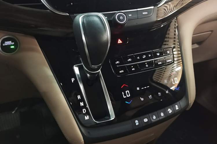 Used Buick GL8 2017 ES 28T Flagship Model China V Standard Gear Lever