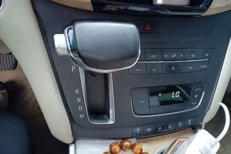Used Buick GL8 2017 ES 28T Comfort Model China V Standard Gear Lever