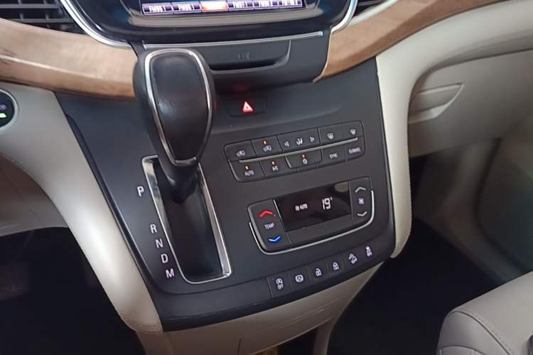 Used Buick GL8 2017 ES 28T Comfort Model China V Standard Gear Lever