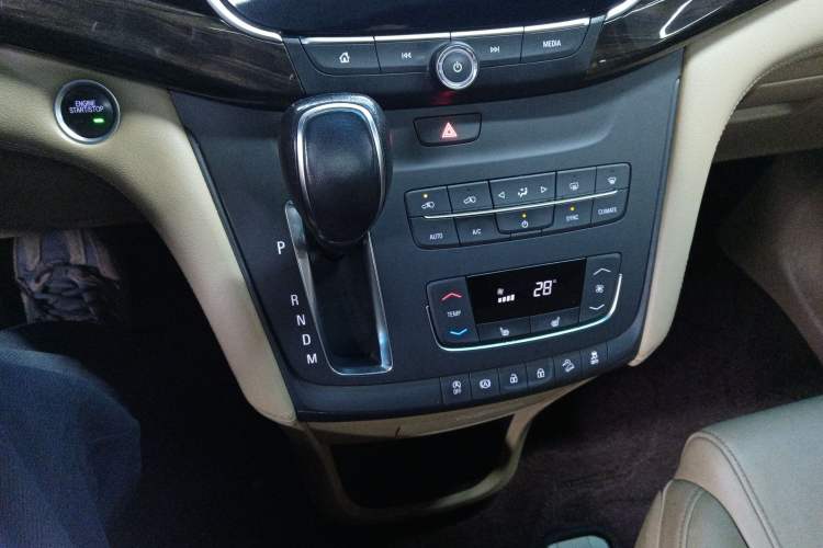 Used Buick GL8 2017 ES 28T Premium Version China V Standard Gear Lever