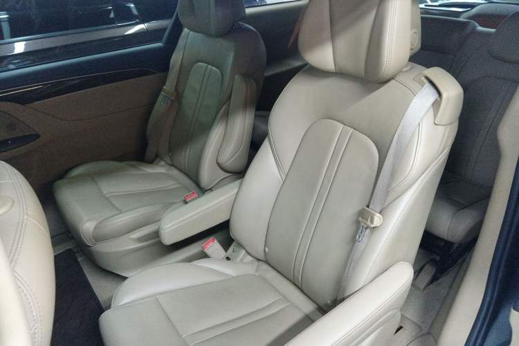 Used Buick GL8 2017 ES 28T Premium Version China V Standard Interior 4