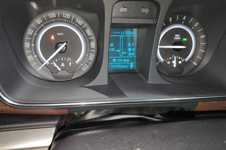 Used Buick GL8 2017 25S Luxury Version China V Standard Odometer Close Up