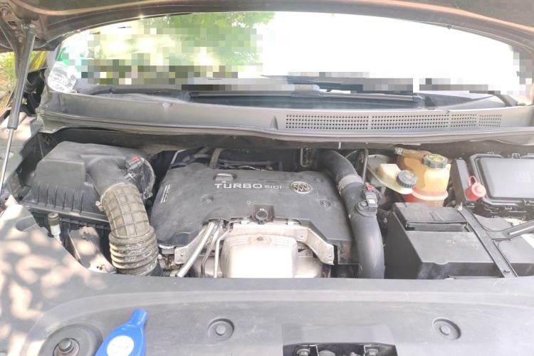 Used Buick GL8 2017 ES 28T Flagship Model China V Standard Engine Bay