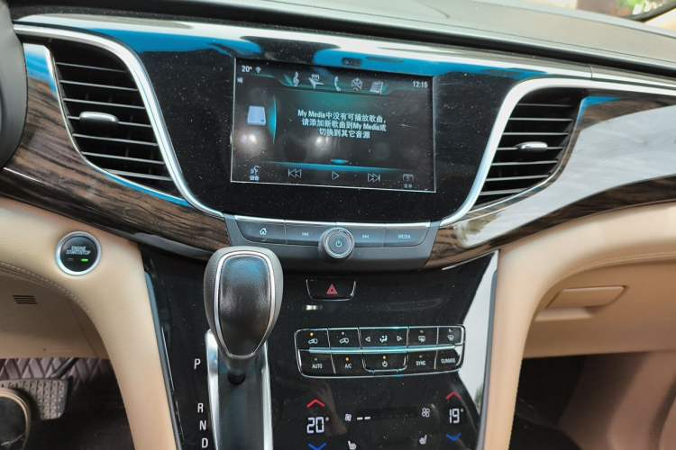 Used Buick GL8 2017 ES 28T Luxury Model China V Standard Audio And AC Panel