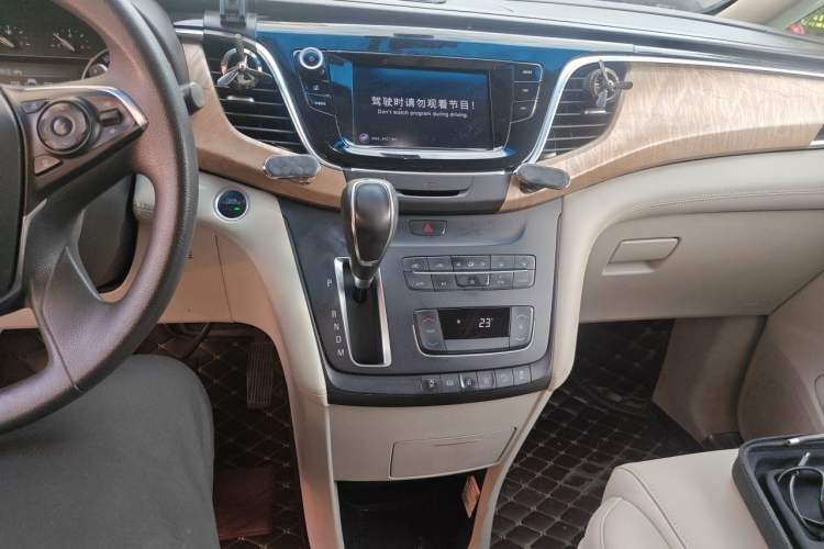 Used Buick GL8 2017 ES 28T Luxury Model China V Standard Audio And AC Panel