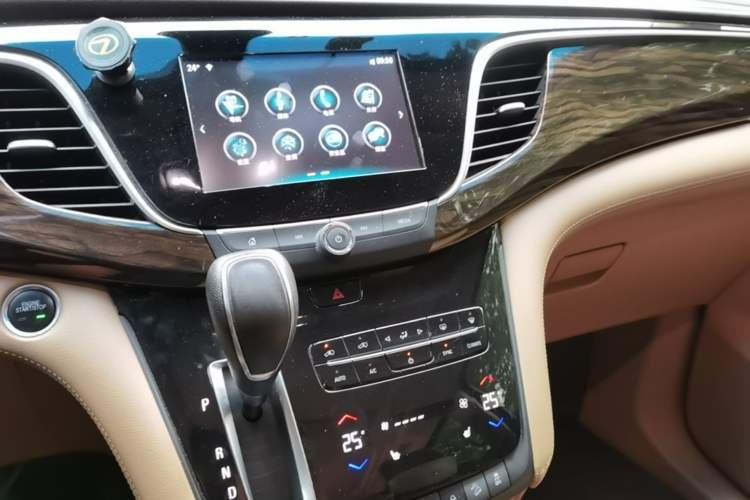 Used Buick GL8 2017 ES 28T Luxury Model China V Standard Audio And AC Panel