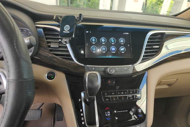 Used Buick GL8 2017 ES 28T Luxury Model China V Standard Audio And AC Panel