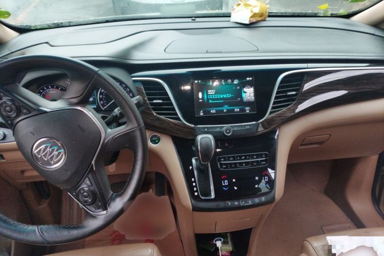 Used Buick GL8 2017 ES 28T Luxury Model China V Standard Center Console