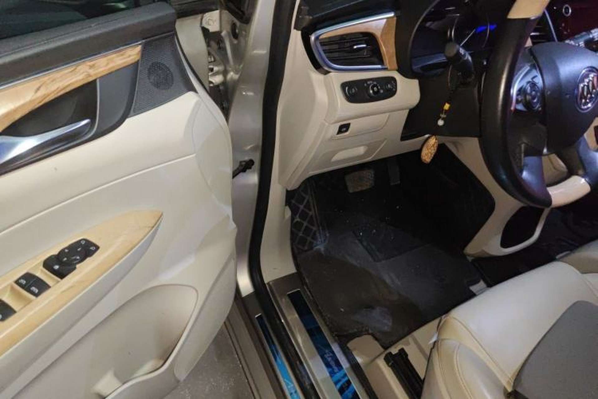 Used Buick GL8 2017 ES 28T Comfort Model China V Standard Driver Seat