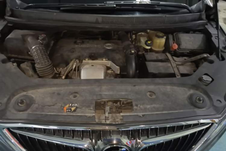 Used Buick GL8 2017 ES 28T Flagship Model China V Standard Engine Bay
