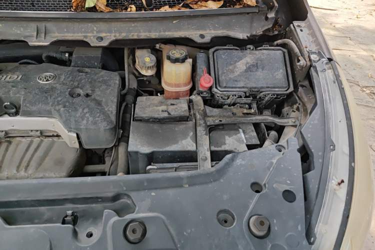 Used Buick GL8 2017 25S Luxury Version China V Standard Engine Bay Left