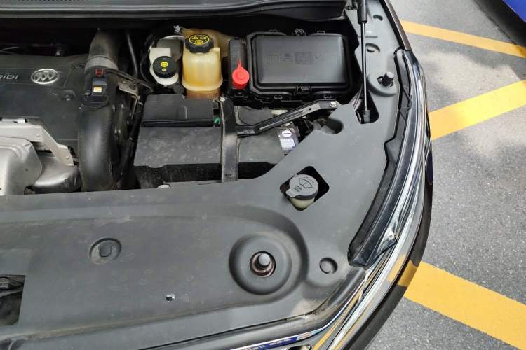 Used Buick GL8 2017 ES 28T Comfort Model China V Standard Engine Bay Left