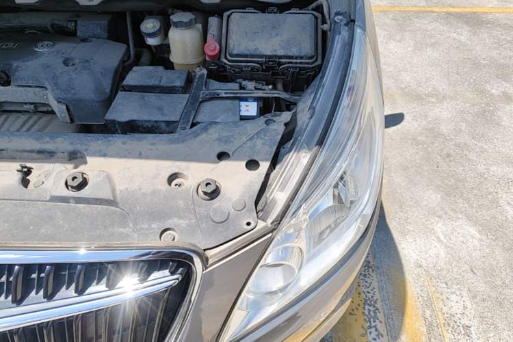 Used Buick GL8 2017 25S Luxury Version China V Standard Engine Bay Left