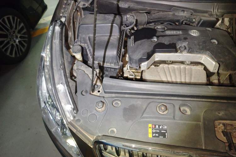 Used Buick GL8 2017 25S Luxury Version China V Standard Engine Bay Right