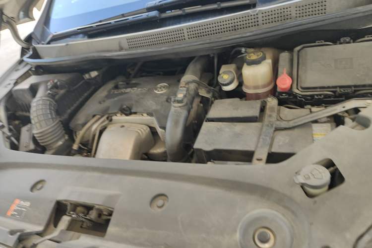 Used Buick GL8 2017 ES 28T Luxury Model China V Standard Engine Bay