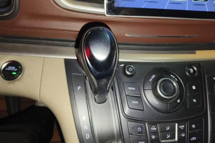 Used Buick GL8 2017 25S Comfort Version China V Standard Gear Lever
