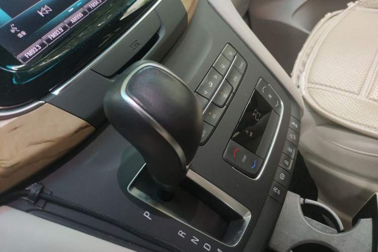 Used Buick GL8 2017 ES 28T Comfort Model China V Standard Gear Lever