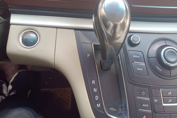 Used Buick GL8 2017 25S Comfort Version China V Standard Gear Lever