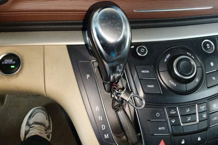 Used Buick GL8 2017 25S Comfort Version China V Standard Gear Lever