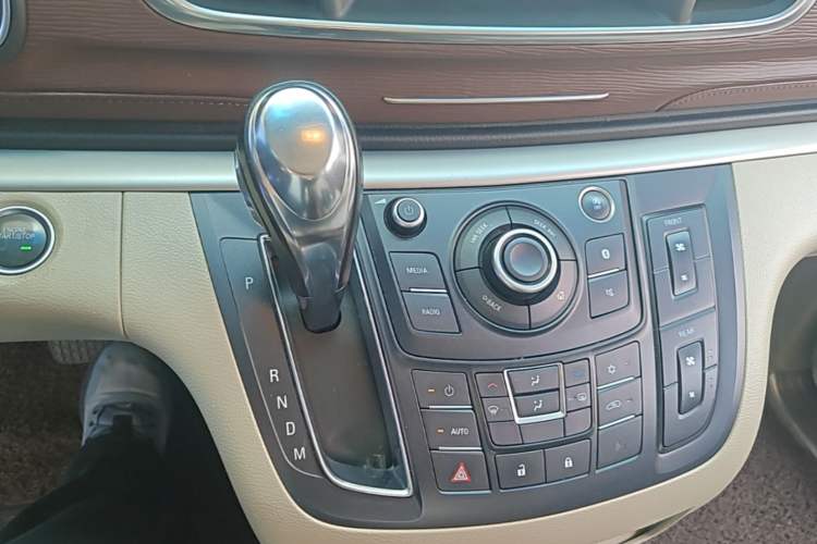 Used Buick GL8 2017 25S Comfort Version China V Standard Gear Lever