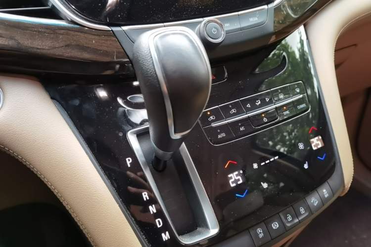 Used Buick GL8 2017 ES 28T Luxury Model China V Standard Gear Lever