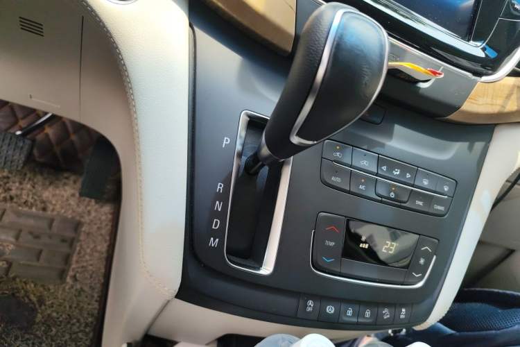 Used Buick GL8 2017 ES 28T Comfort Model China V Standard Gear Lever