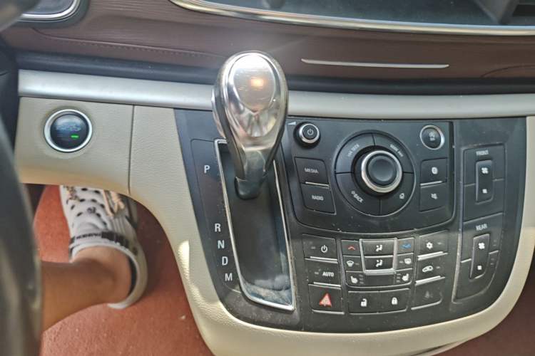 Used Buick GL8 2017 25S Prestige Version China V Standard Gear Lever