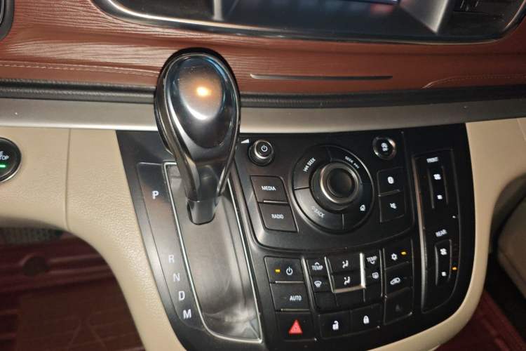Used Buick GL8 2017 25S Luxury Version China V Standard Gear Lever