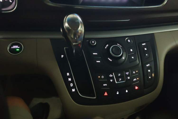 Used Buick GL8 2017 25S Comfort Version China V Standard Gear Lever