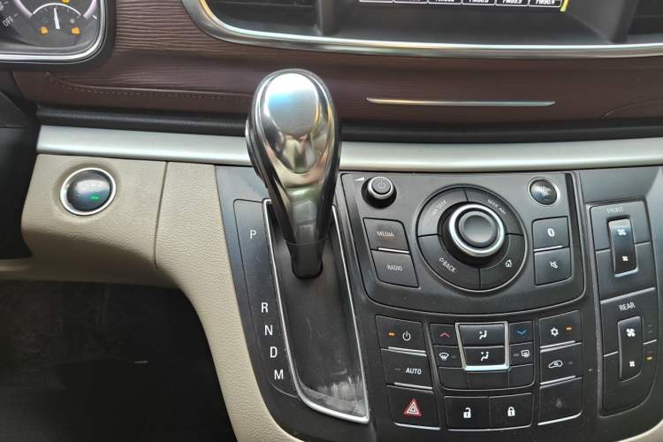 Used Buick GL8 2017 25S Comfort Version China V Standard Gear Lever