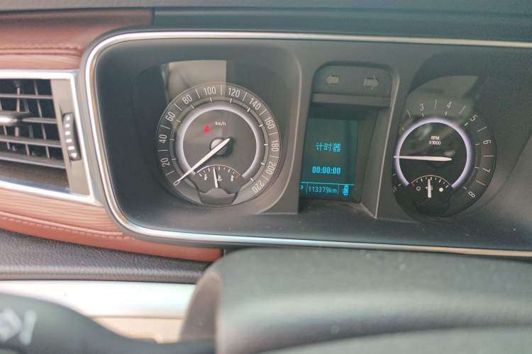 Used Buick GL8 2017 25S Luxury Version China V Standard Odometer Close Up