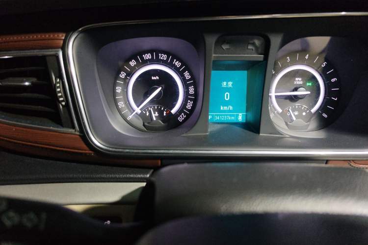 Used Buick GL8 2017 25S Luxury Version China V Standard Odometer Close Up