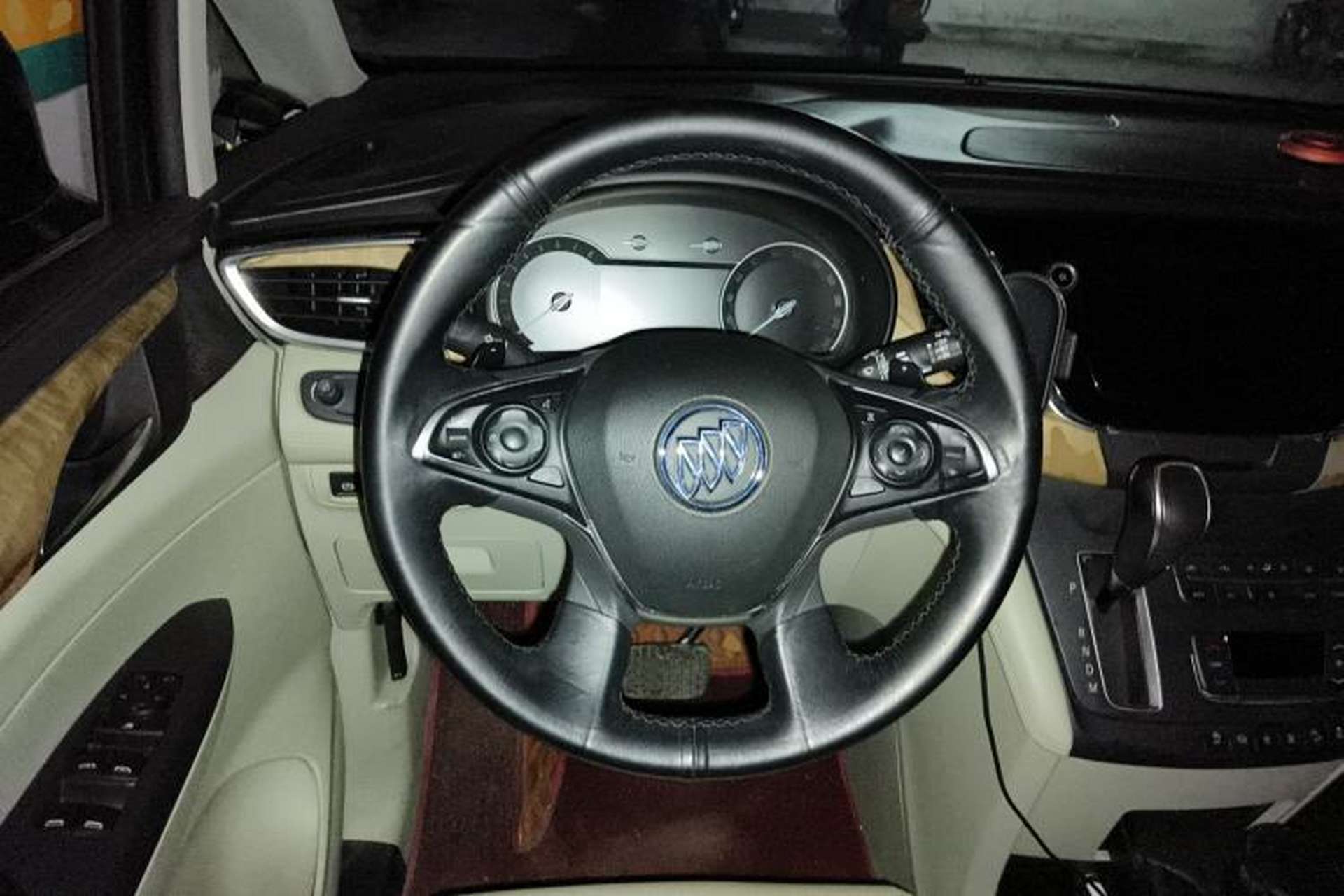Used Buick GL8 2017 ES 28T Comfort Model China V Standard Steering Wheel