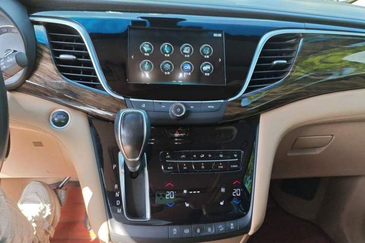 Used Buick GL8 2017 ES 28T Luxury Model China V Standard Audio And AC Panel