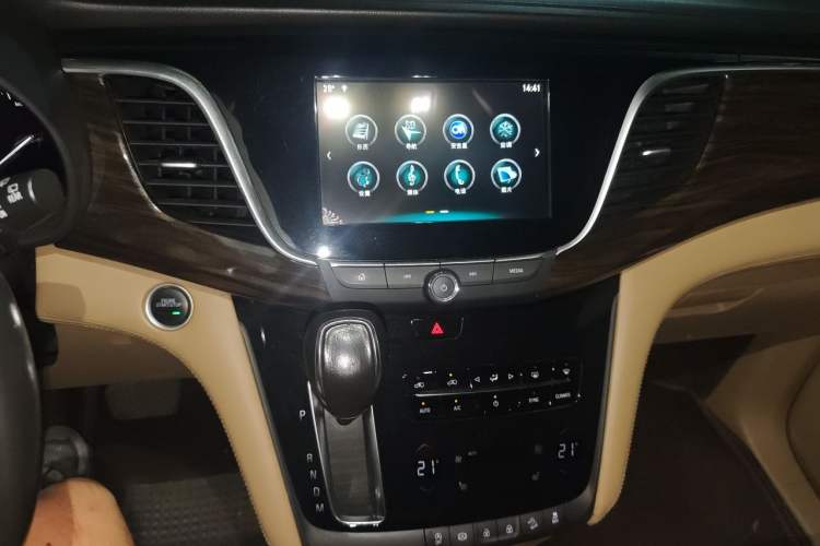 Used Buick GL8 2017 ES 28T Luxury Model China V Standard Audio And AC Panel